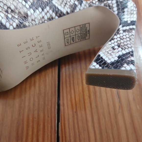 White House Black Market White Brown W/ Gold Chain Snakeskin Mule Heels Sz 6.5 - Picture 9 of 16